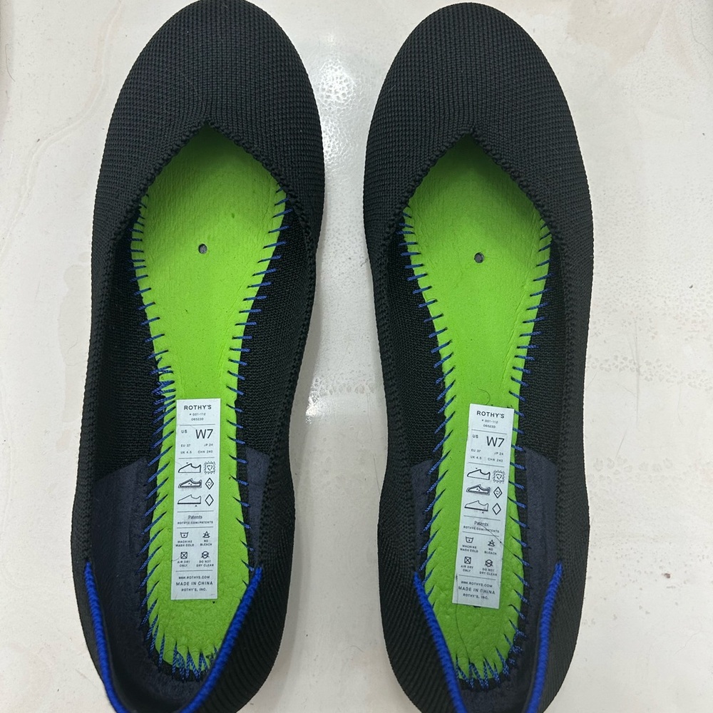 Women’s size 7 black round toe Rothy’s - Picture 2 of 3